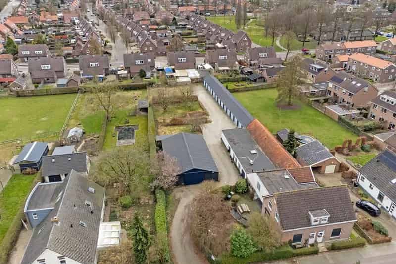 Twee woningen met loods en garageboxen te koop in Elst