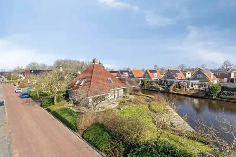 Vrijstaande woning aan vaarwater 886m2 grond