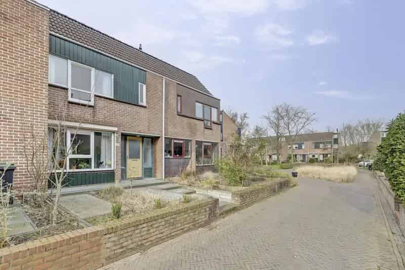 Ruime Tussenwoning met Garage in Goes