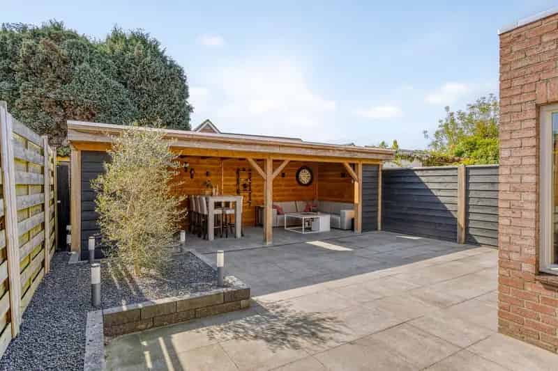 Tweekapper Oss - Instapklaar met Zonnepanelen en Ruime Tuin