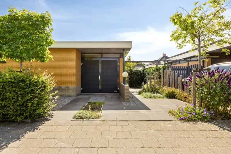 Huis te koop Bergschenhoek - Ruime woning met garage en 10 zonnepanelen