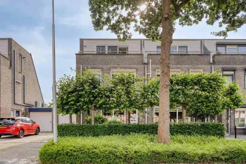 Huis te koop Rijen: Royale 4 slaapkamer hoekwoning met garage en tuin