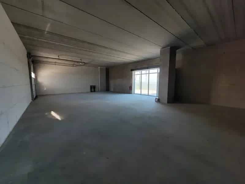 Bedrijfsruimte Showroom Medemblik 170m2 Hoog Plafond Overheaddeur