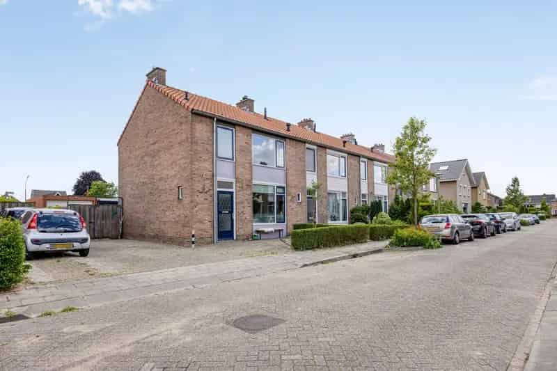 Huis te koop Leuth: Ruime hoekwoning met garage en tuin