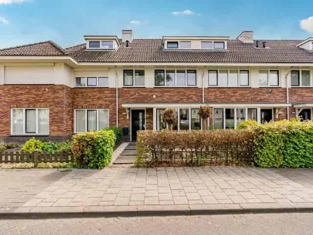 Tussenwoning Lelystad 4 slaapkamers moderne keuken luxe badkamer