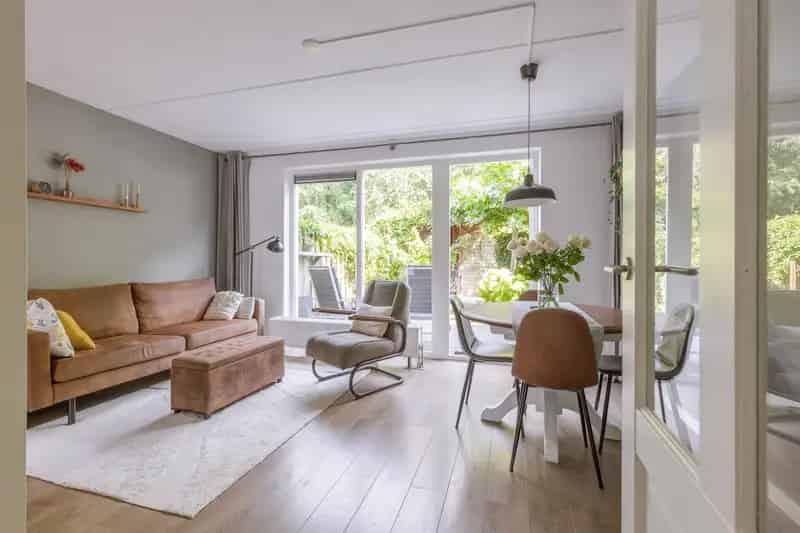 Tussenwoning Almere 2 slaapkamers Entresol 9 Zonnepanelen