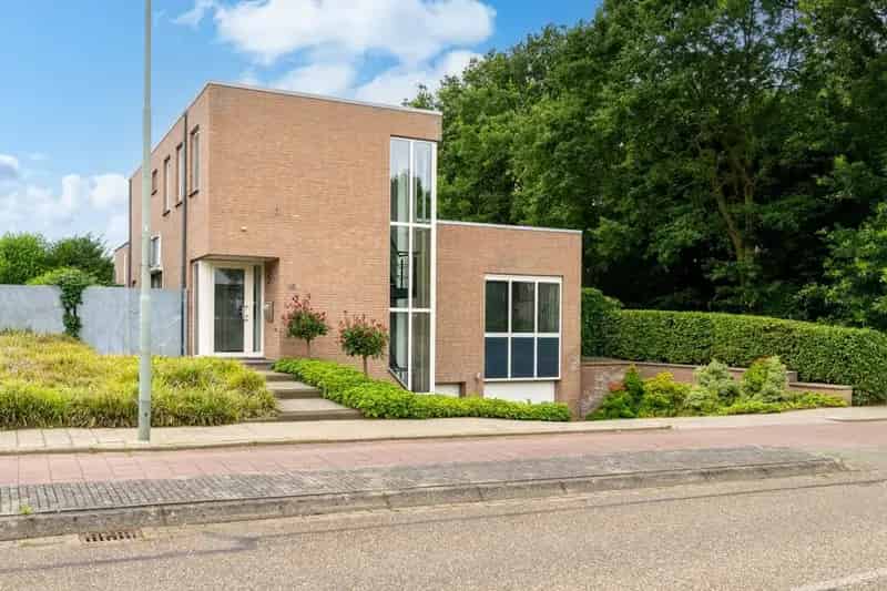 Vrijstaande woning Landgraaf 4 slaapkamers 2 badkamers tuin