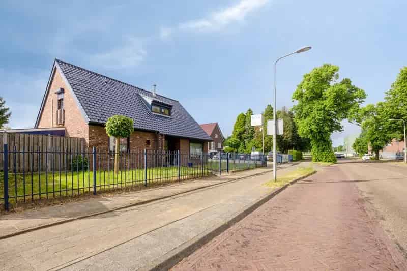 Bedrijfshal te koop Kerkrade 1046m² met woning 169m²