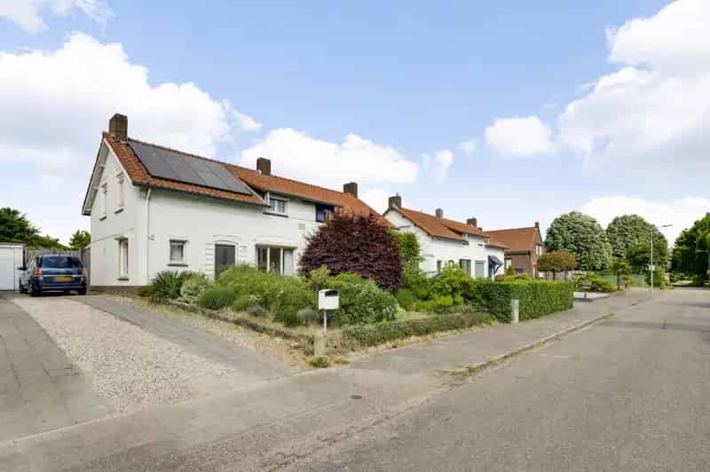 Tweekapper met 4 slaapkamers grote tuin en 8 zonnepanelen