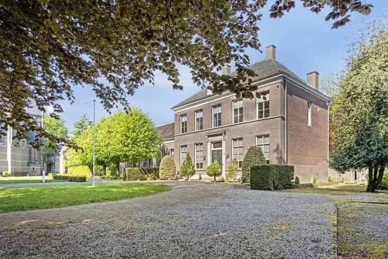 705 m2 kantoorruimte te koop in Helvoirt