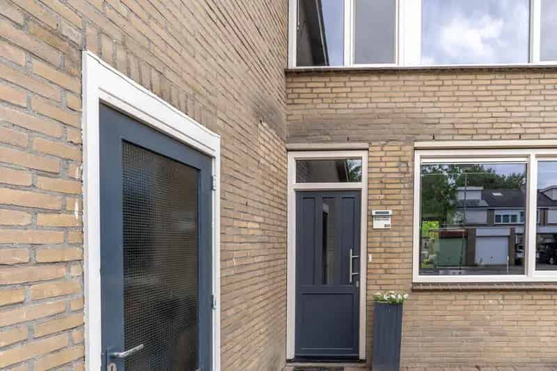 Tussenwoning Brukske Venray - 4 slaapkamers, tuin en overkapping