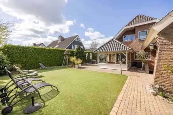Zeer ruime woning met praktijkruimte in Den Ham