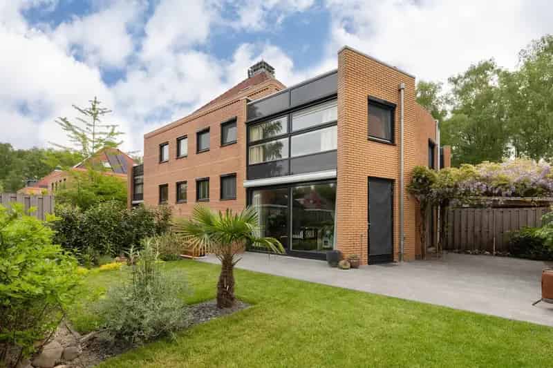 Huis te koop Zeewolde Zuid: Ruime split-level woning met garage en tuin
