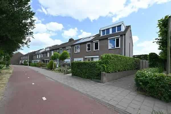 Hoekwoning Roosendaal 3 slaapkamers luxe keuken tuin zonnepanelen