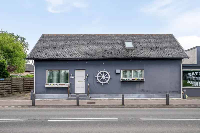 Ruime halfvrijstaande woning met grote garage nabij Belgische grens