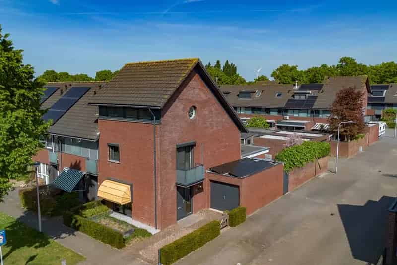 Huis te koop Tilburg Manderveenstraat: Gemoderniseerde woning met garage en 12 zonnepanelen
