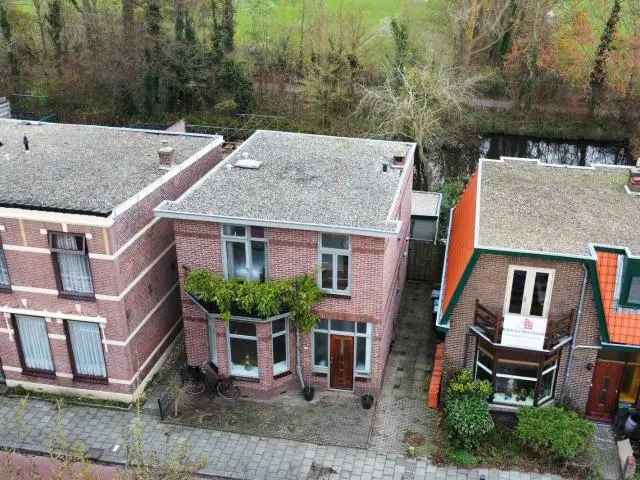 Jaren 20 woning Hillegom aan vaarwater 4 slaapkamers