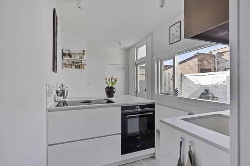 Tussenwoning met moderne keuken en badkamer nabij centrum