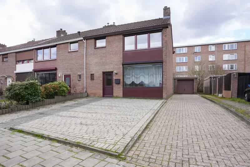 Hoekwoning Geleen Zuid 4 slaapkamers Garage Tuin