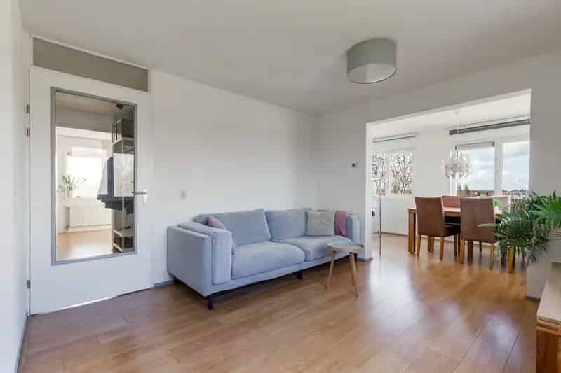 2 Kamer Appartement Almere:  Uitzicht, Balkon en Eigen Berging