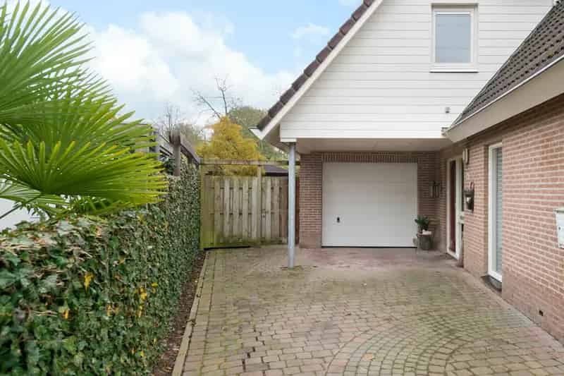 Vrijstaande woning te koop Zetten  4 slaapkamers  aan het water