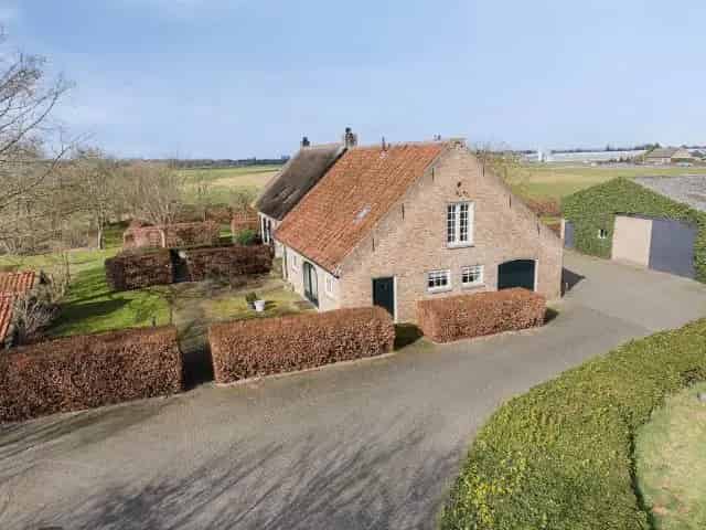 Vrijstaande woonboerderij te koop Oosteind