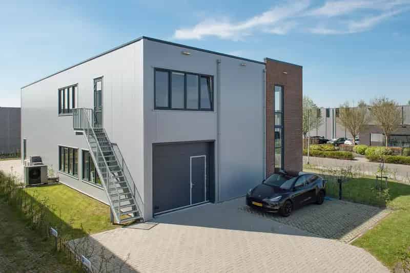 Bedrijfshal Assen te huur: Moderne ruimte met kantoor