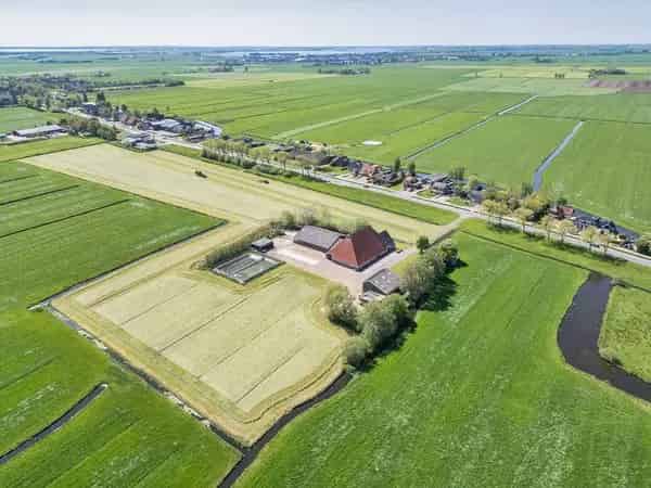 Woonboerderij Sneek 9 kamers 2 badkamers 24105m2 grond