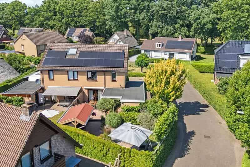 Huis te koop Eerbeek: Ruime gezinswoning met garage en tuin