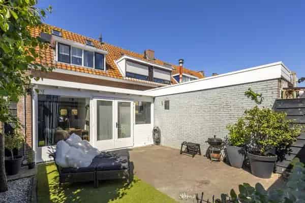 Jaren 30 Hoekwoning Over Het Spoor 3 slaapkamers Tuin Berging