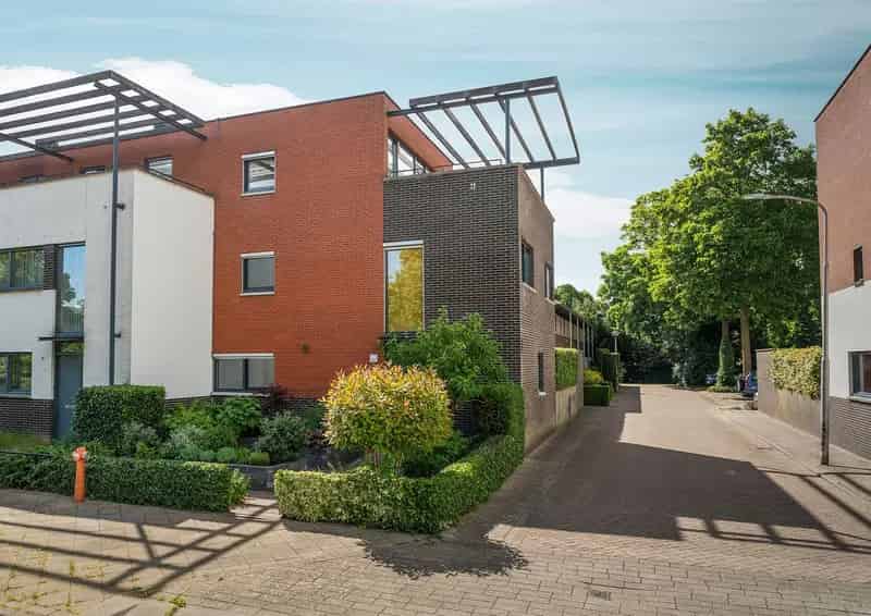 Huis te koop Nijmegen: Ruime Hoekwoning met Tuin en Zonnepanelen