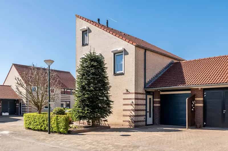Huis te koop Ophemert: Luxe geschakelde woning met garage en zonnepanelen