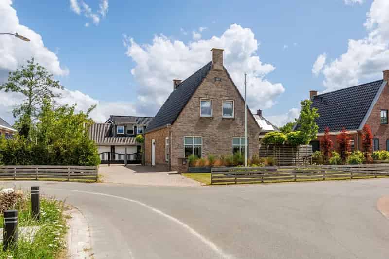 Vrijstaande woning met groot bijgebouw en speelterrein