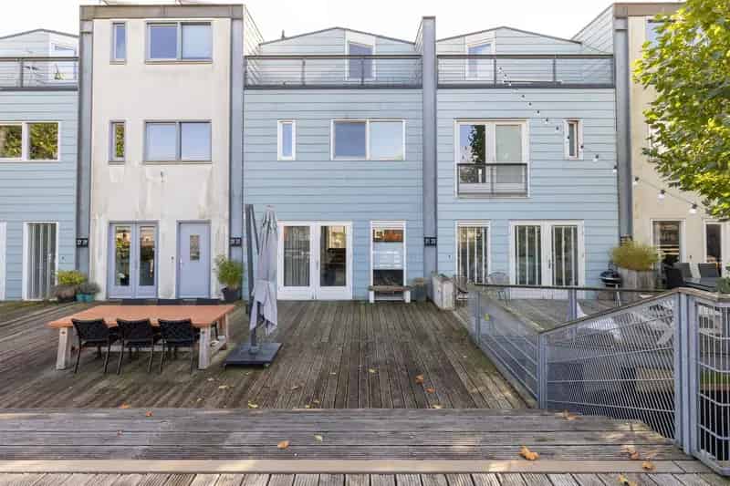 Huis te koop Almere: Ruime woning aan vaarwater met 4 slaapkamers
