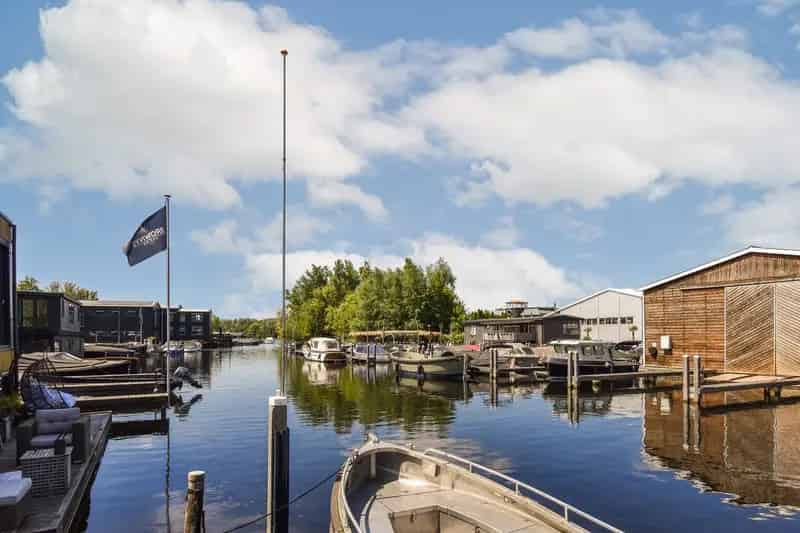 Bedrijfshal Amsterdam te Koop: unieke locatie aan het water