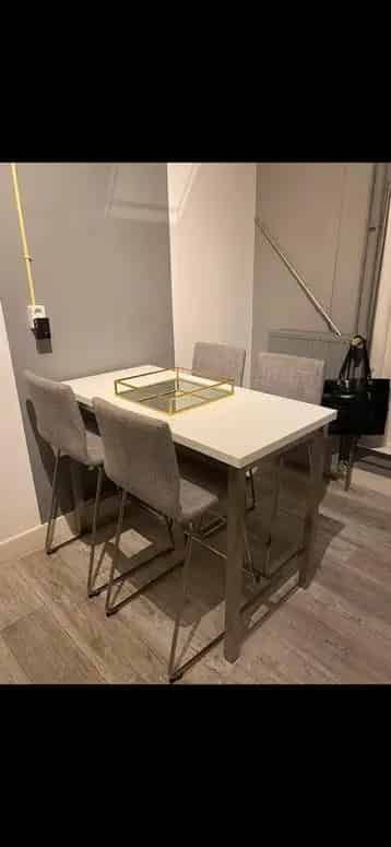 Hoge Eettafel met 4 Stoelen Bijna Gratis