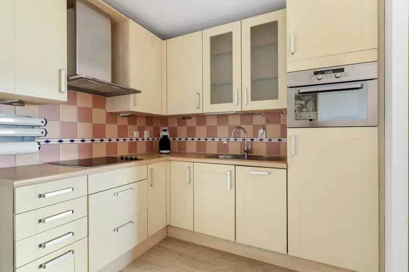 Appartement Carnisse Borgh: Ruim 2-kamer appartement met balkon en parkeerplaats