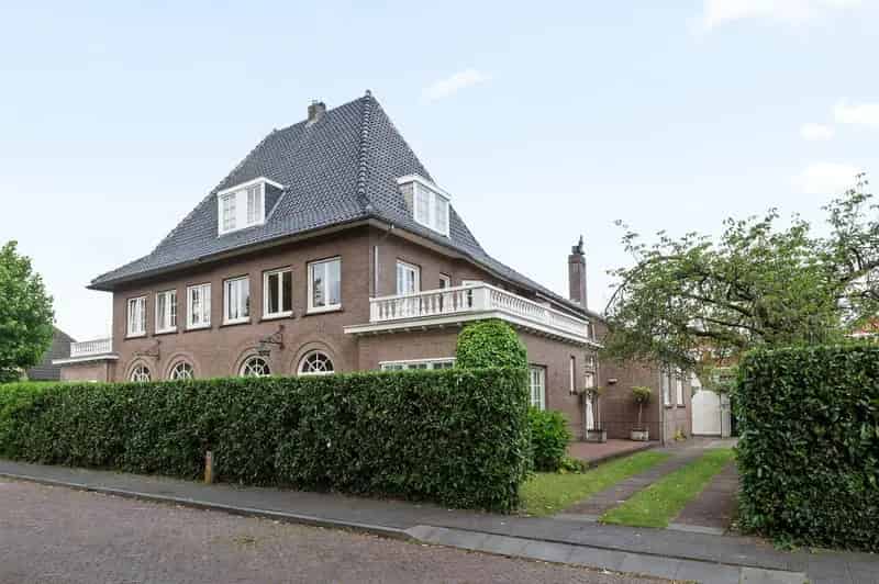 Tweekapper Vught Centrum 4 slaapkamers 2 badkamers diepe tuin