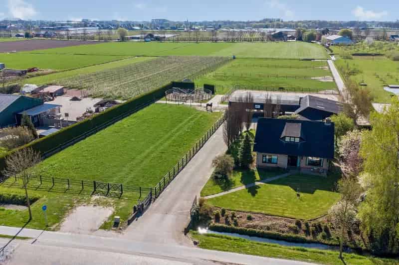 Huis te koop Rossum: 5 slaapkamers, paardenstallen, buitenrijbaan