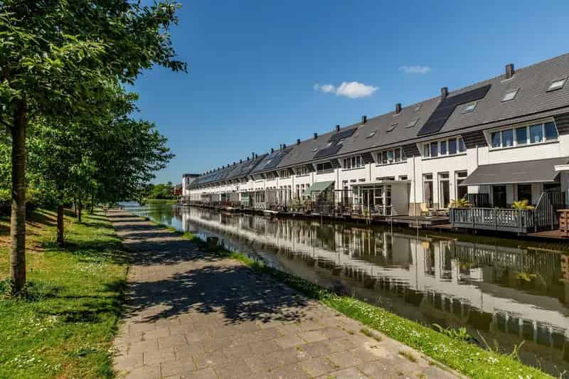 Ruime Tussenwoning Aan Het Water In Rhoon