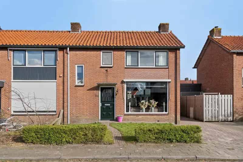 Hoekwoning Prinses Marijkelaan: Ruime tuin en uitbouw