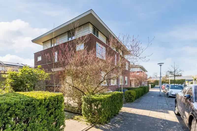 Ruime 2-onder-1-kapwoning te koop in Amstelveen