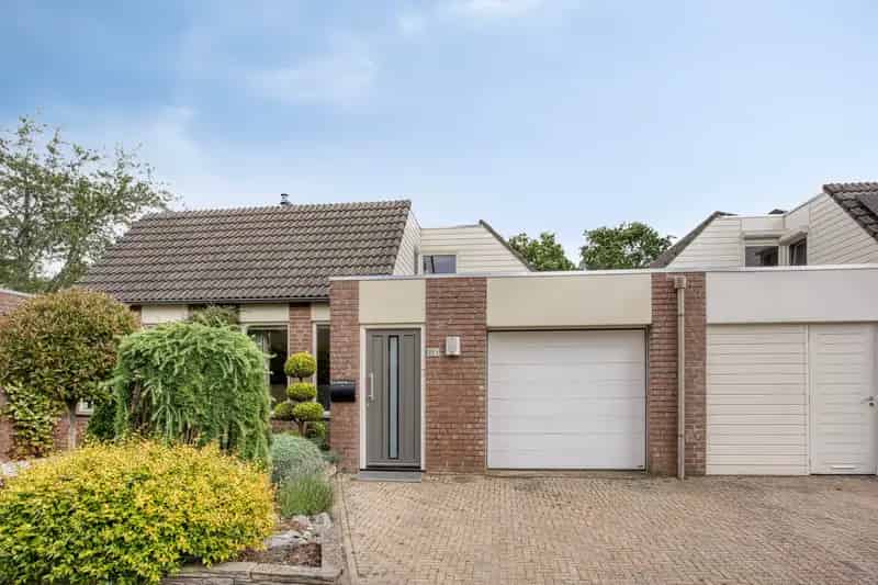 Huis te koop Oss: Ruime woning met garage en tuin
