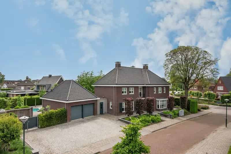 Gezinsvilla Veghel  Dubbele Garage Zwembad 370m²