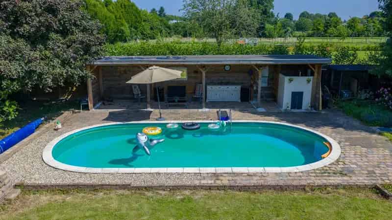 Vrijstaande woonboerderij met zwembad en sauna te Gendt