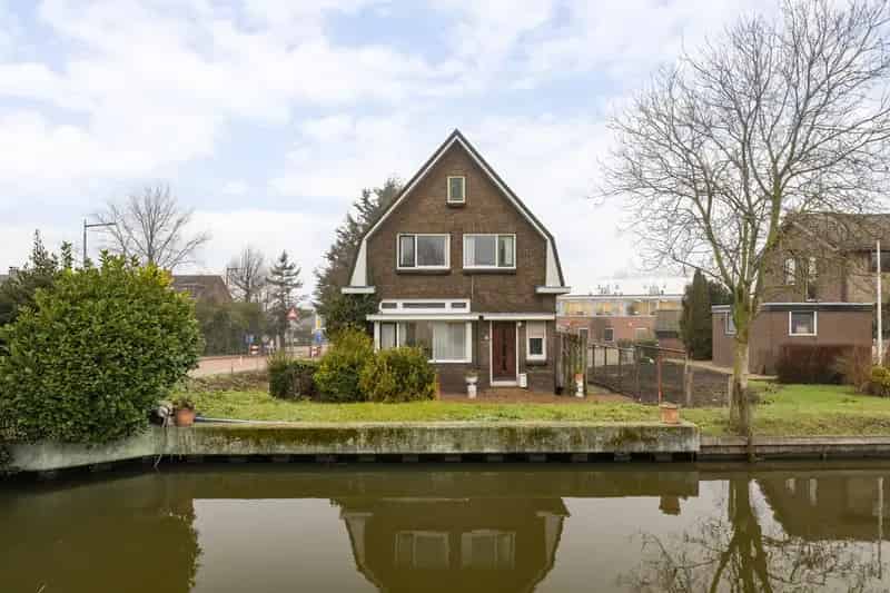 Huis te koop: Ruime woning te renoveren aan het water