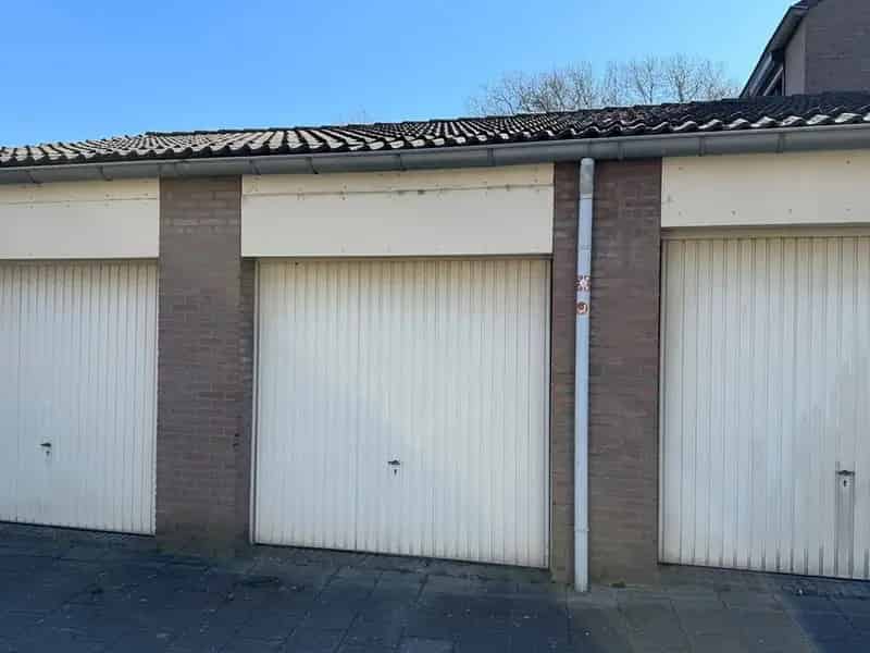 Ruime Garagebox met Vliering te Heer