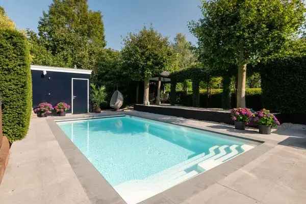 Riante Villa met Zwembad aan de Ringvaartweg