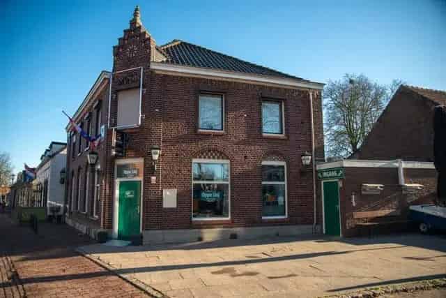 Café Oppe Linj te Heel:  Horecagelegenheid met Bovenwoning