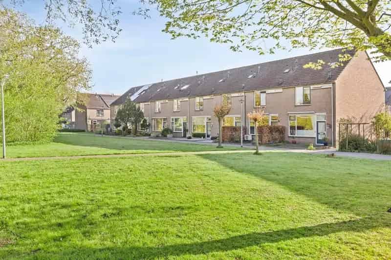 Groene starterswoning Nederhoven  - Ruime tuin - Modernisering nodig